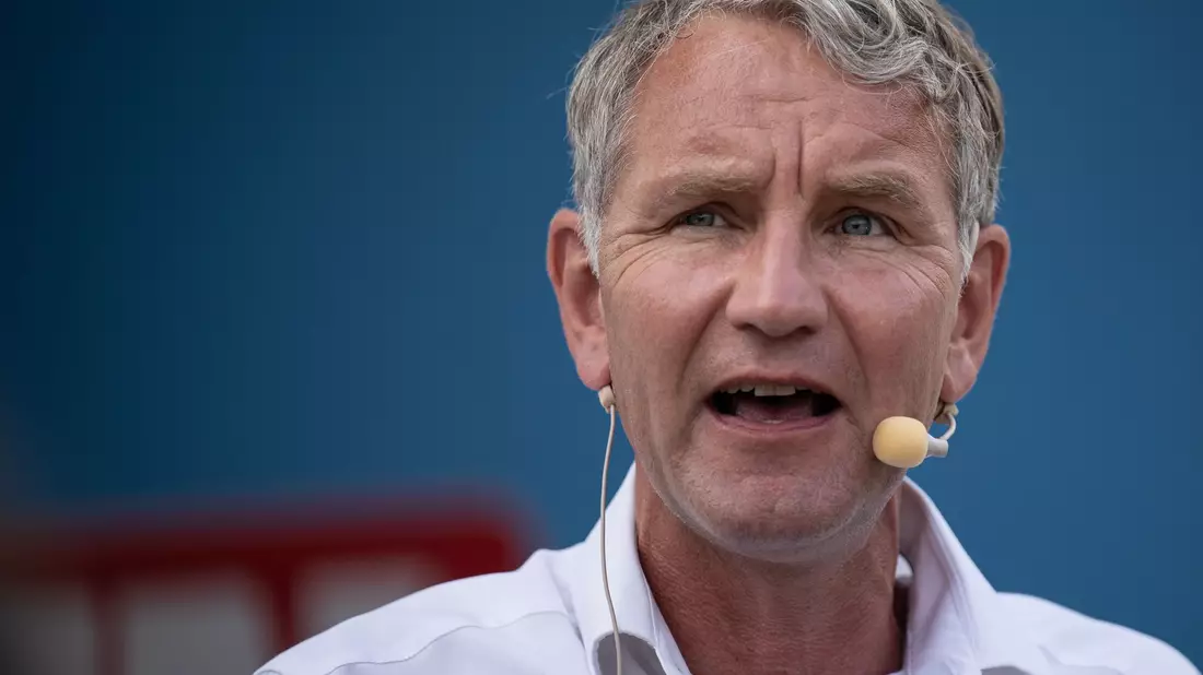 In Jena demonstrieren nach ersten Schätzungen der Polizei rund 2.000 Menschen gegen eine Veranstaltung der AfD mit ihrem Spitzenkandidatin Björn Höcke. (Archivbild) - Bild: Hannes P. Albert/dpa