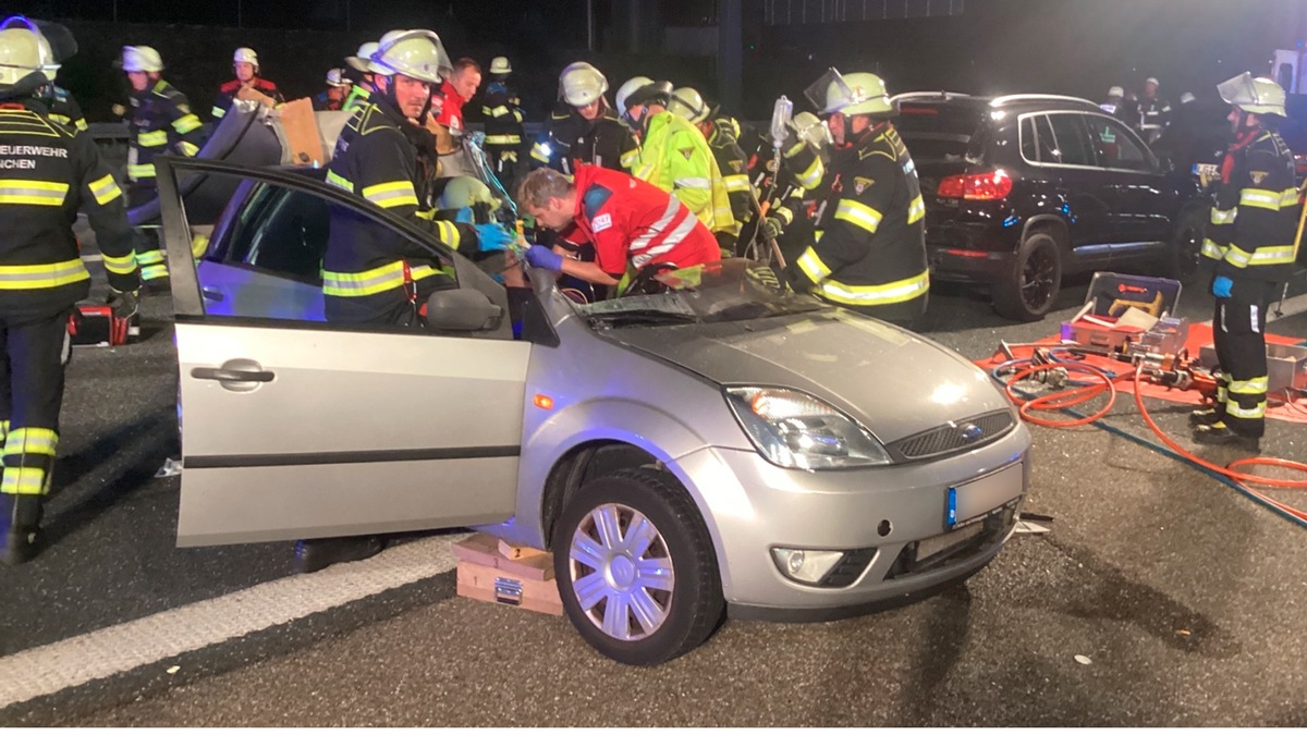 FW-M: Schwerer Verkehrsunfall auf Bundesautobahn (Aubing) - Foto: presseportal.de