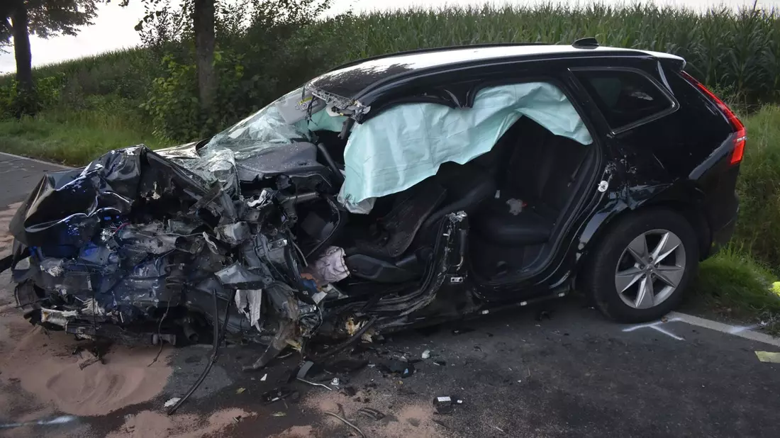 POL-HI: PK Elze: Schwerer Verkehrsunfall auf der auf der L 461 bei Wülfingen, Zeugenaufruf - Bild: presseportal.de