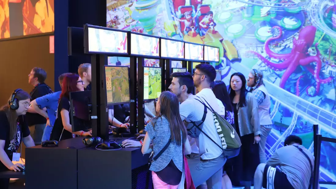 Computerspieler testen ein neues Game bei der Gamescom 2023.  - Bild: Sascha Thelen/dpa