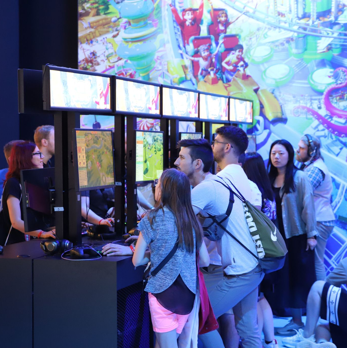 Computerspieler testen ein neues Game bei der Gamescom 2023.  - Foto: Sascha Thelen/dpa