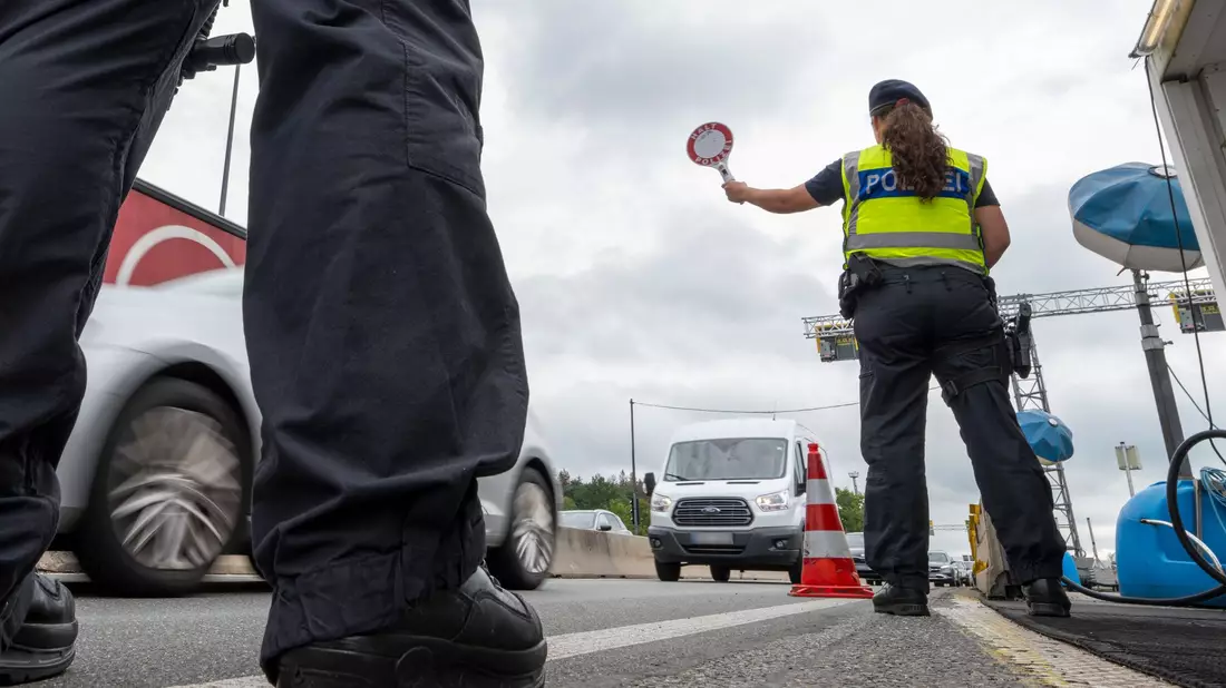 Schleuser nutzen zum Transport von Migranten oft Kleintransporter (Archivbild). - Bild: Peter Kneffel/dpa