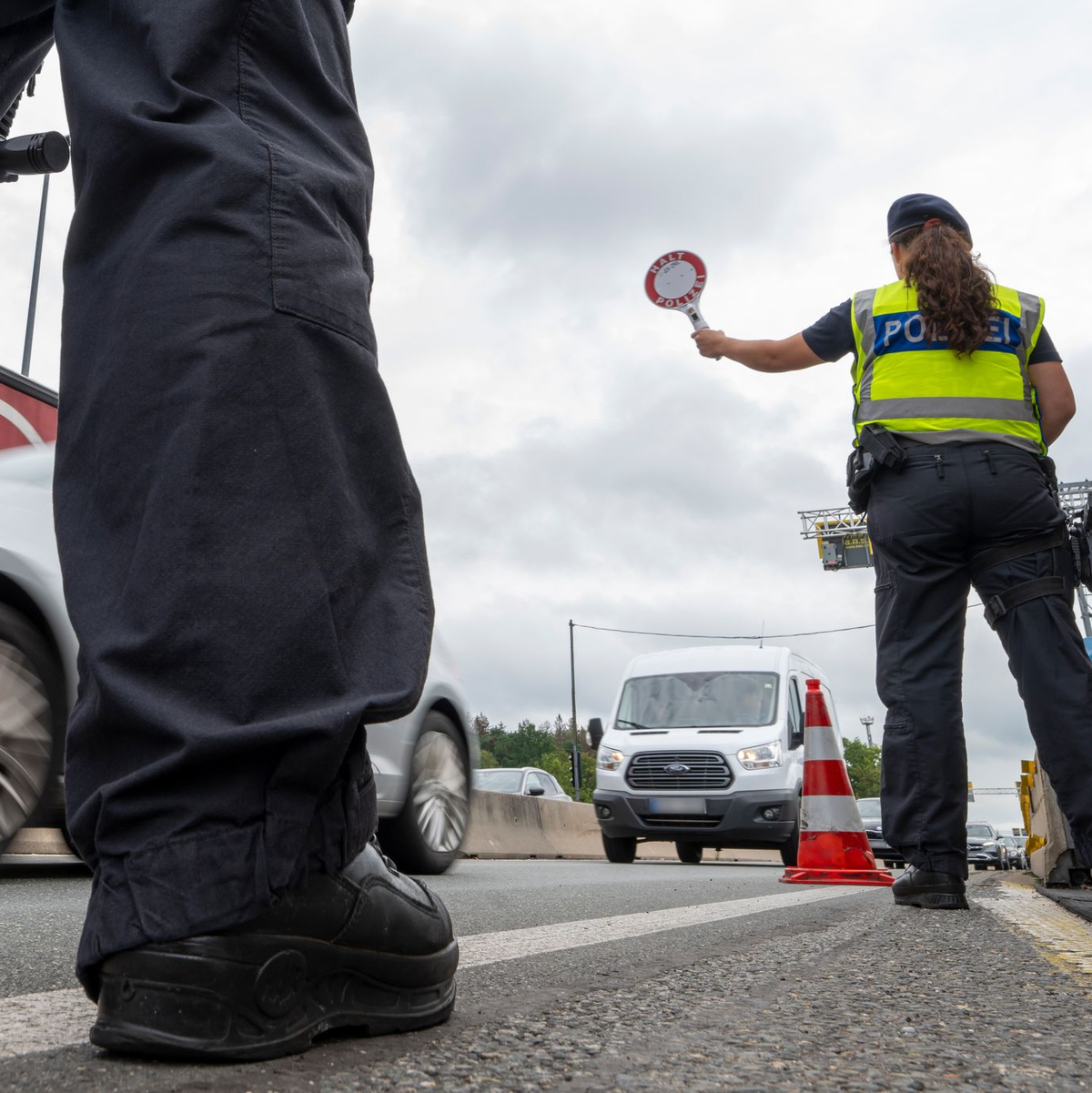 Polizisten kontrollieren an einem Grenzübergang zwischen Österreich und Deutschland .(Archivbild) - Foto: Peter Kneffel/dpa
