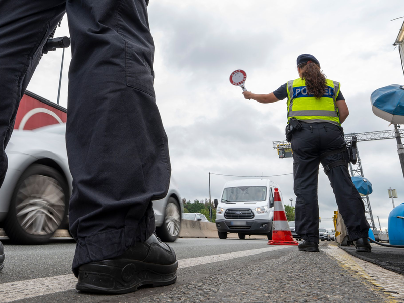Schleuser nutzen zum Transport von Migranten oft Kleintransporter. (Archivbild) - Foto: Peter Kneffel/dpa