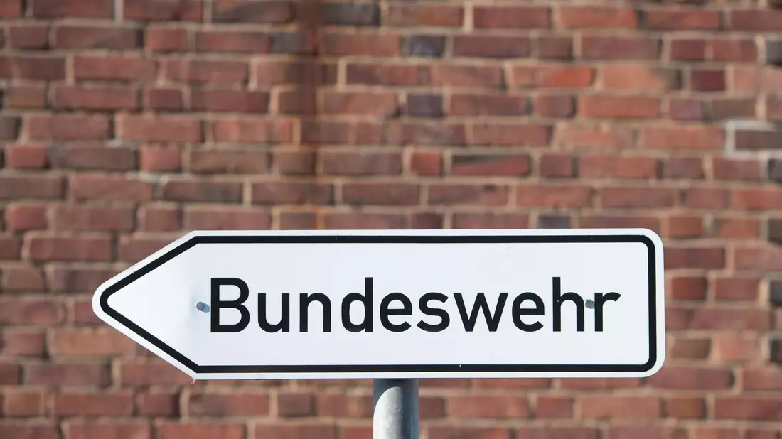 Nach Meldungen über Eindringlinge an verschiedenen Standorten hat die Bundeswehr die Sciherheitsvorkehrungen für die Kasernen hochgefahren.  (Symbolbild) - Bild: Stefan Sauer/dpa-Zentralbild/dpa