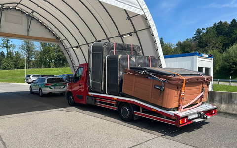 HZA-UL: Mann schmuggelt Whirlpools aus der Schweiz und legt falsche Rechnungen vor - Foto: presseportal.de