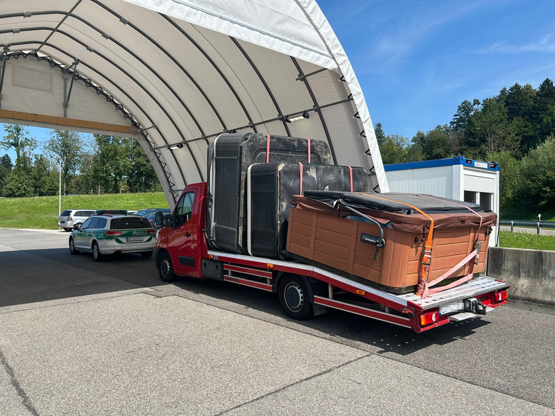 HZA-UL: Mann schmuggelt Whirlpools aus der Schweiz und legt falsche Rechnungen vor - Foto: presseportal.de