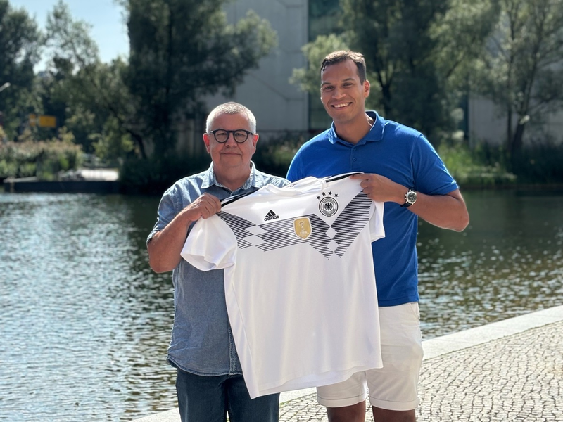 Ein sicherer Treffer: So vermittelte Bashé Gast Mario Goetze ins richtige Team - Foto: presseportal.de