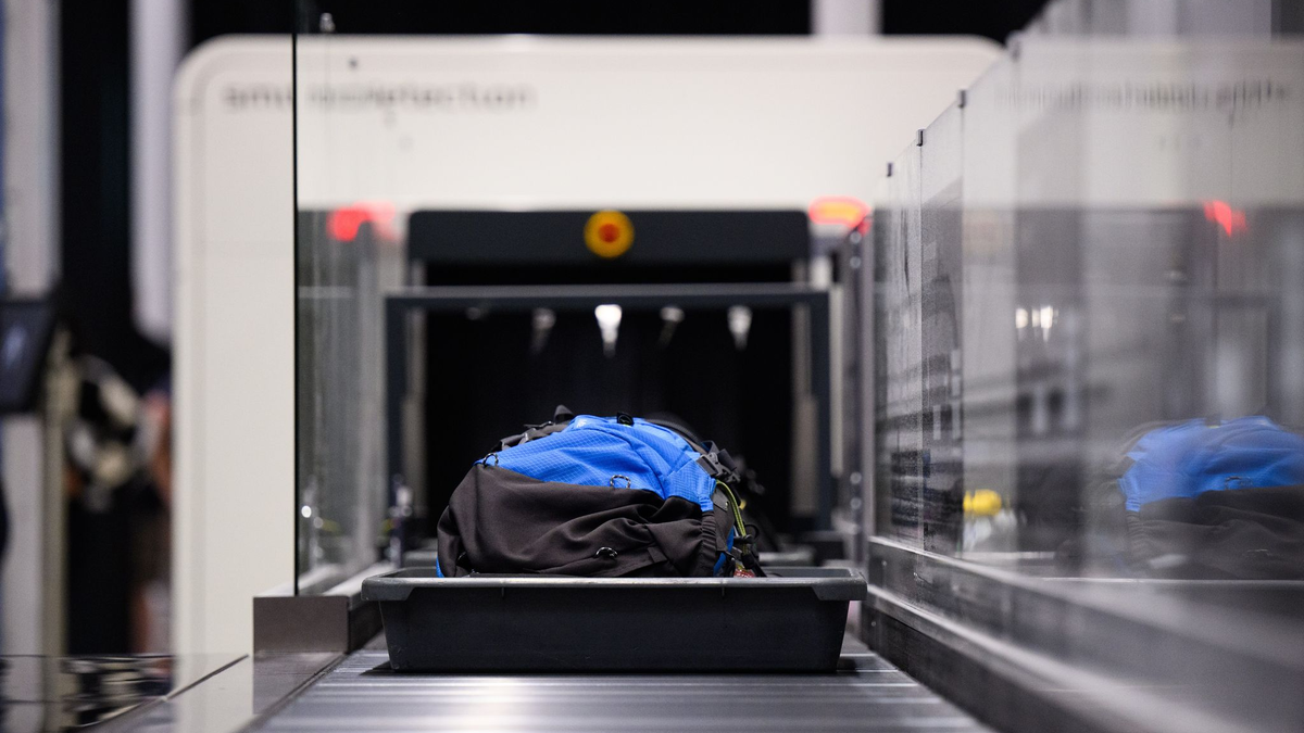 Erneut werden die Flüssigkeitsregeln fürs Handgepäck verschärft.  - Foto: Bernd von Jutrczenka/dpa
