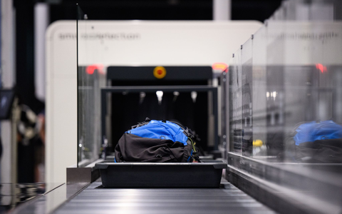 Erneut werden die Flüssigkeitsregeln fürs Handgepäck verschärft.  - Foto: Bernd von Jutrczenka/dpa