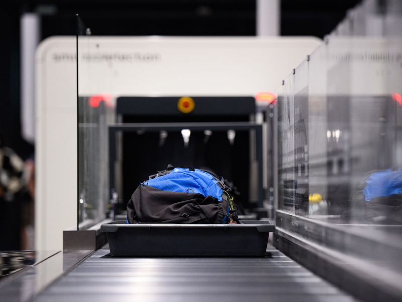 Erneut werden die Flüssigkeitsregeln fürs Handgepäck verschärft.  - Foto: Bernd von Jutrczenka/dpa