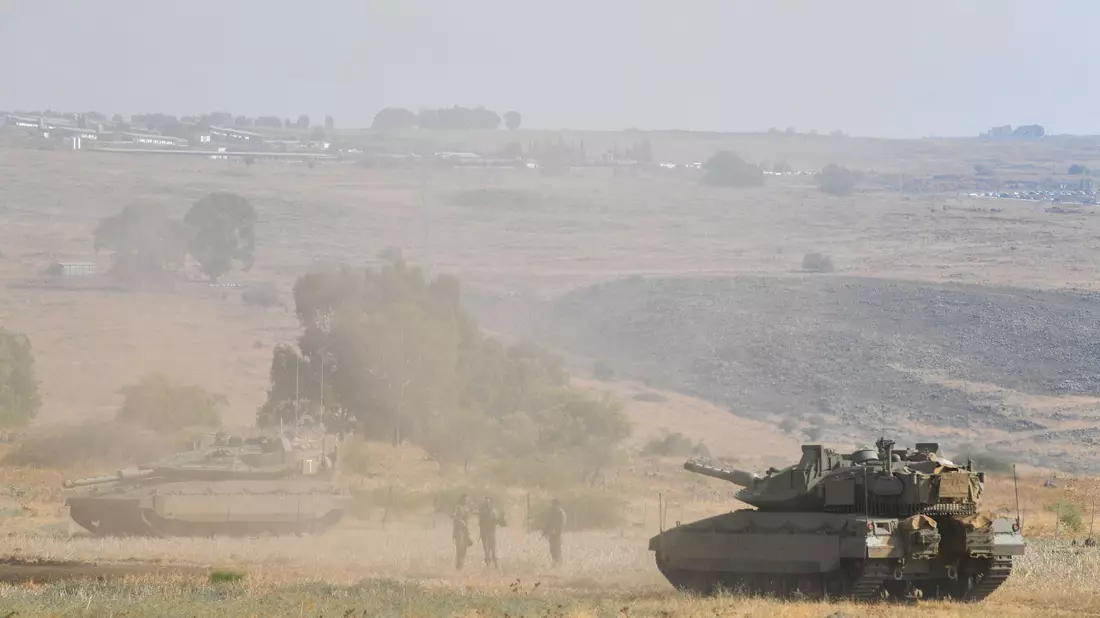 Ein israelischer Panzer nahe der Grenze zum Libanon (Archivbild) - Bild: Gil Eliyahu/JINI/XinHua/dpa