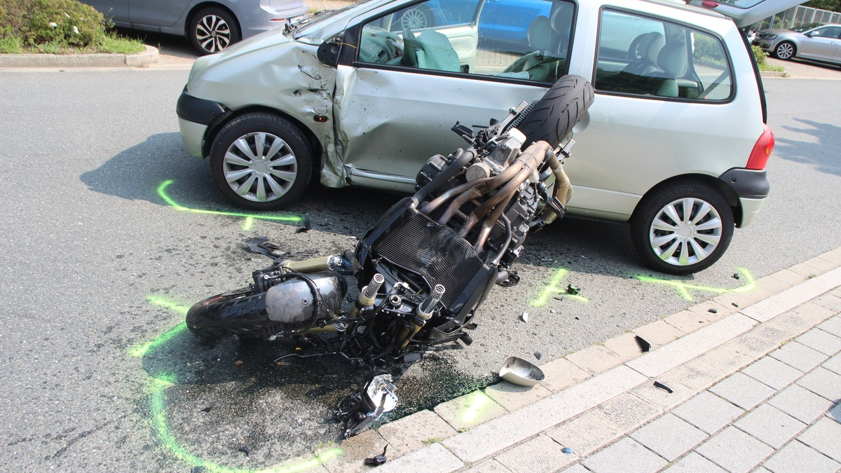 POL-NE: Motorradfahrer wird bei Kollision mit Auto schwer verletzt - Foto: presseportal.de