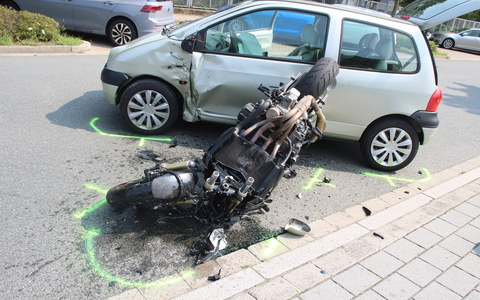 POL-NE: Motorradfahrer wird bei Kollision mit Auto schwer verletzt - Foto: presseportal.de