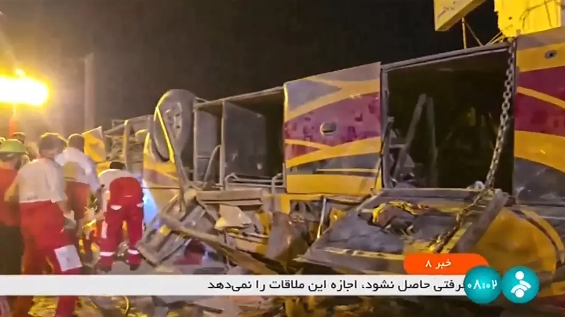 Mindestens 28 Menschen sind bei dem Busunglück im Iran ums Leben gekommen. - Bild: Iranian state television/AP/dpa