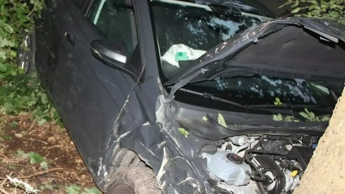 POL-MI: VW-Fahrerin kollidiert mit Baum - Bild: presseportal.de