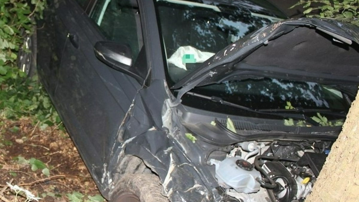 POL-MI: VW-Fahrerin kollidiert mit Baum - Foto: presseportal.de
