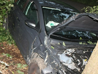 POL-MI: VW-Fahrerin kollidiert mit Baum - Foto: presseportal.de