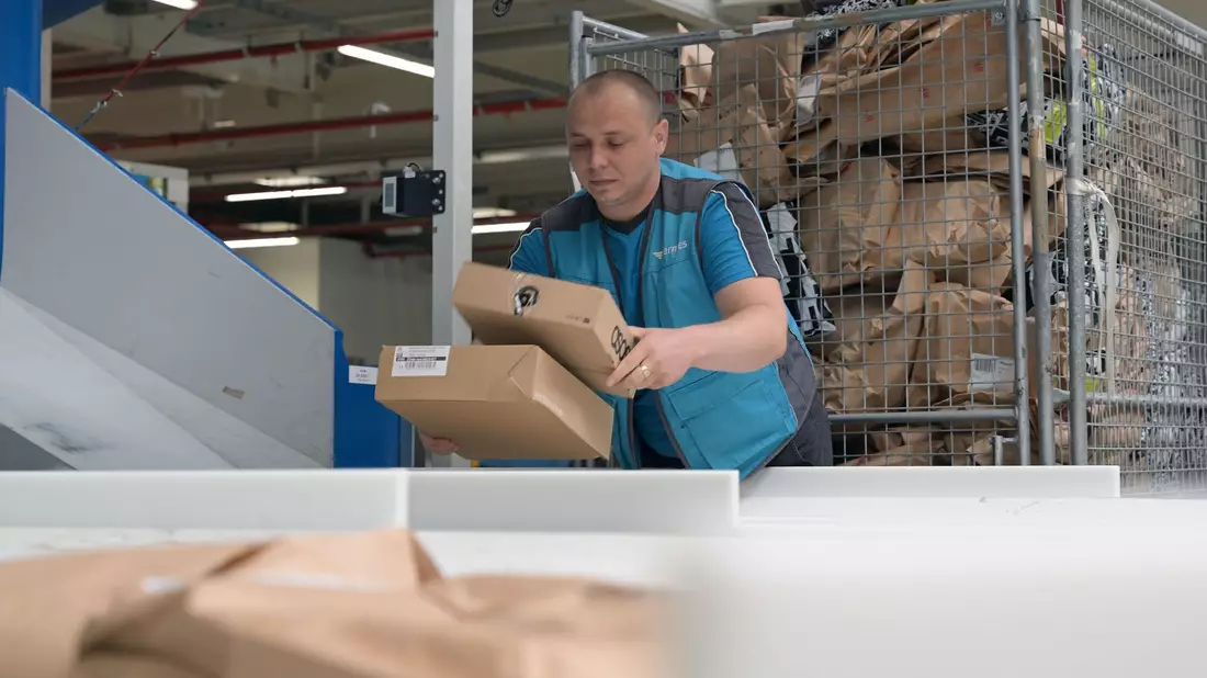 In der Logistik werden viele Fachkräfte gesucht  - Bild: Michael Bahlo/dpa