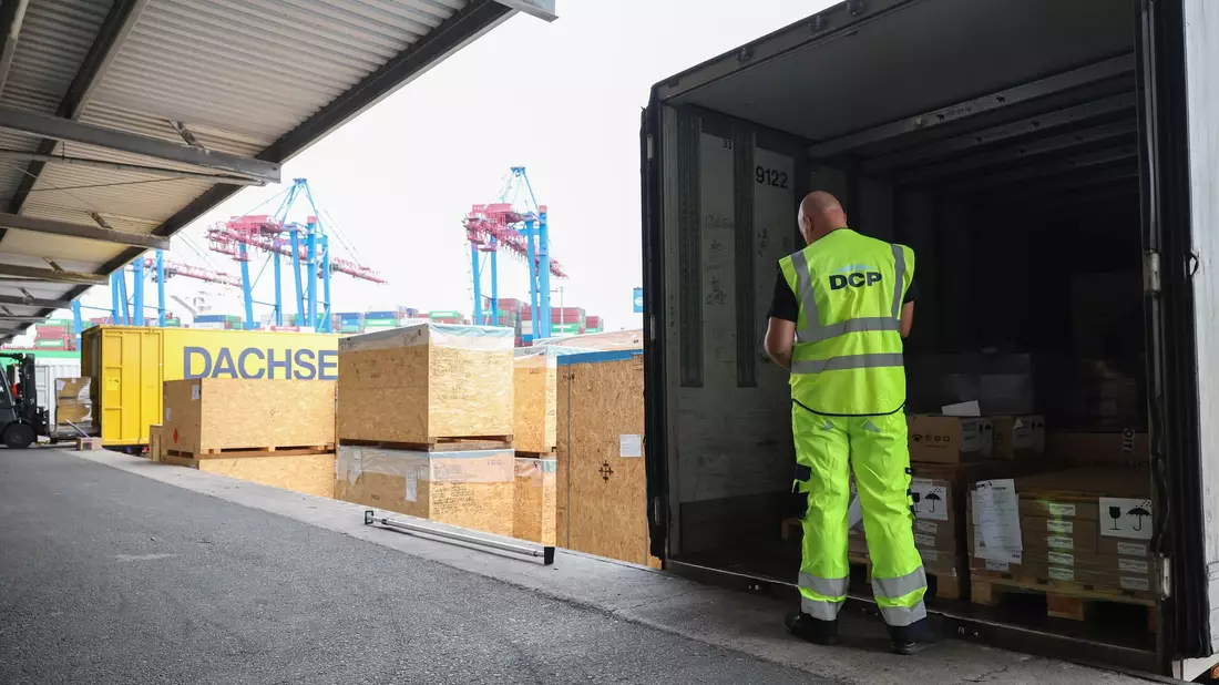 In der Logistik werden viele Fachkräfte gesucht - Bild: Christian Charisius/dpa