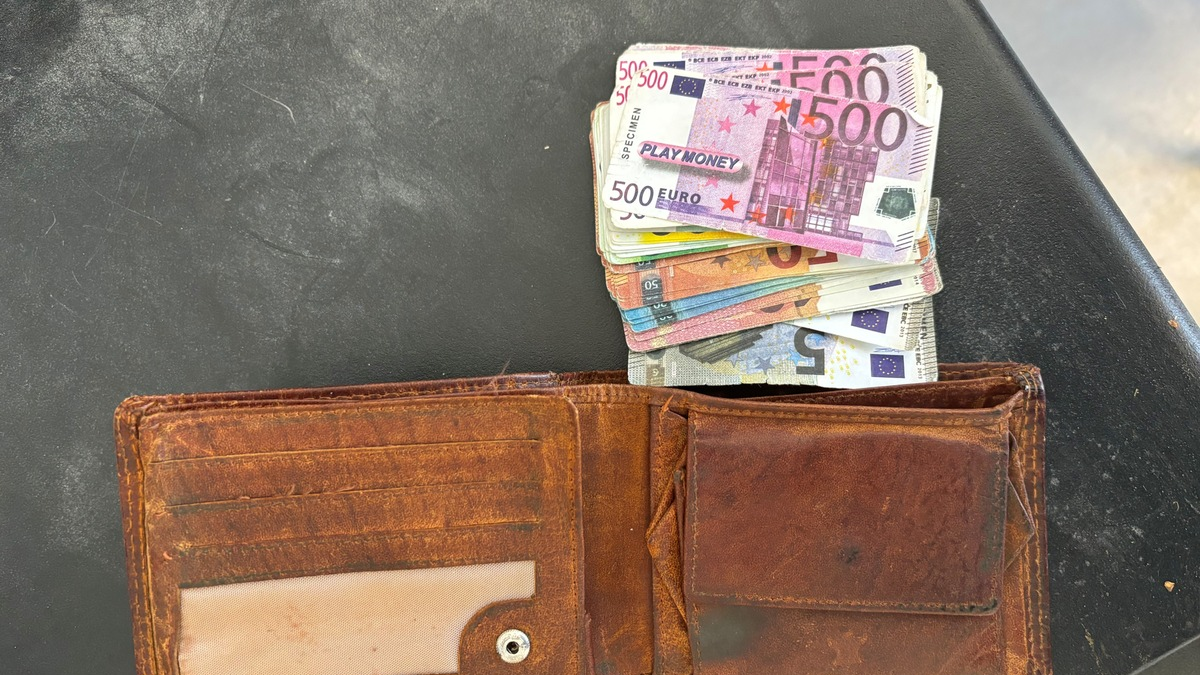 POL-WHV: Tresor in Mariensiel sichergestellt - Wer erkennt sein Eigentum wieder? - Foto: presseportal.de