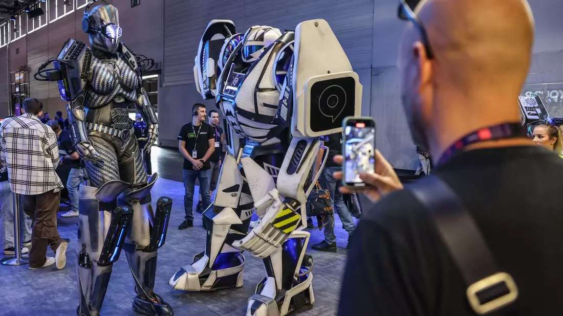 Fotografen nehmen Bilder von Fantasiefiguren der Gamescom auf. - Bild: Oliver Berg/dpa