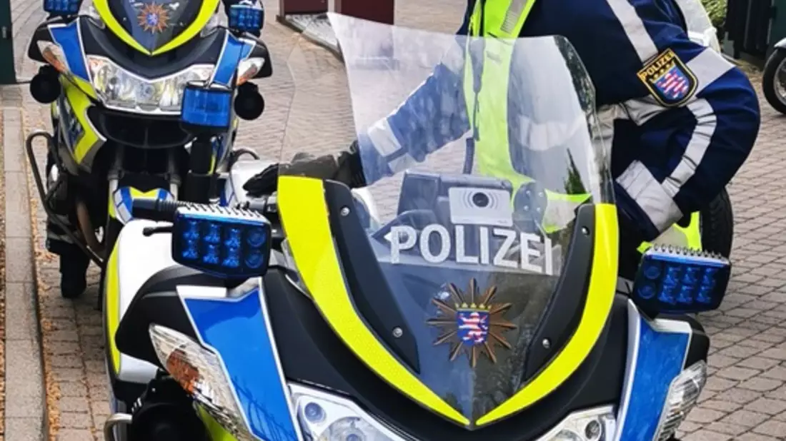 POL-OF: Roter Polo fährt mehrfach in Gegenverkehr; Traktor überrollt Landwirt; Kontrolle über Wagen verloren: 23-Jähriger bei Alleinunfall verletzt und mehr - Bild: presseportal.de