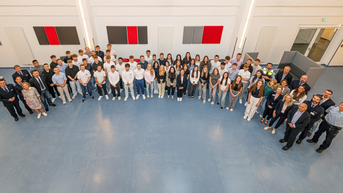 POL-BO: Herzlich Willkommen im Team 110: Der neue FOS-Jahrgang startet durch - Foto: presseportal.de