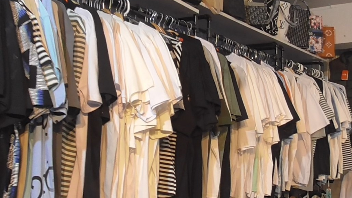 POL-E: Essen: Handel mit gefälschten Markenartikeln aufgedeckt - Essener Polizei stellt mehrere Paletten mit Kleidung sicher - Foto: presseportal.de