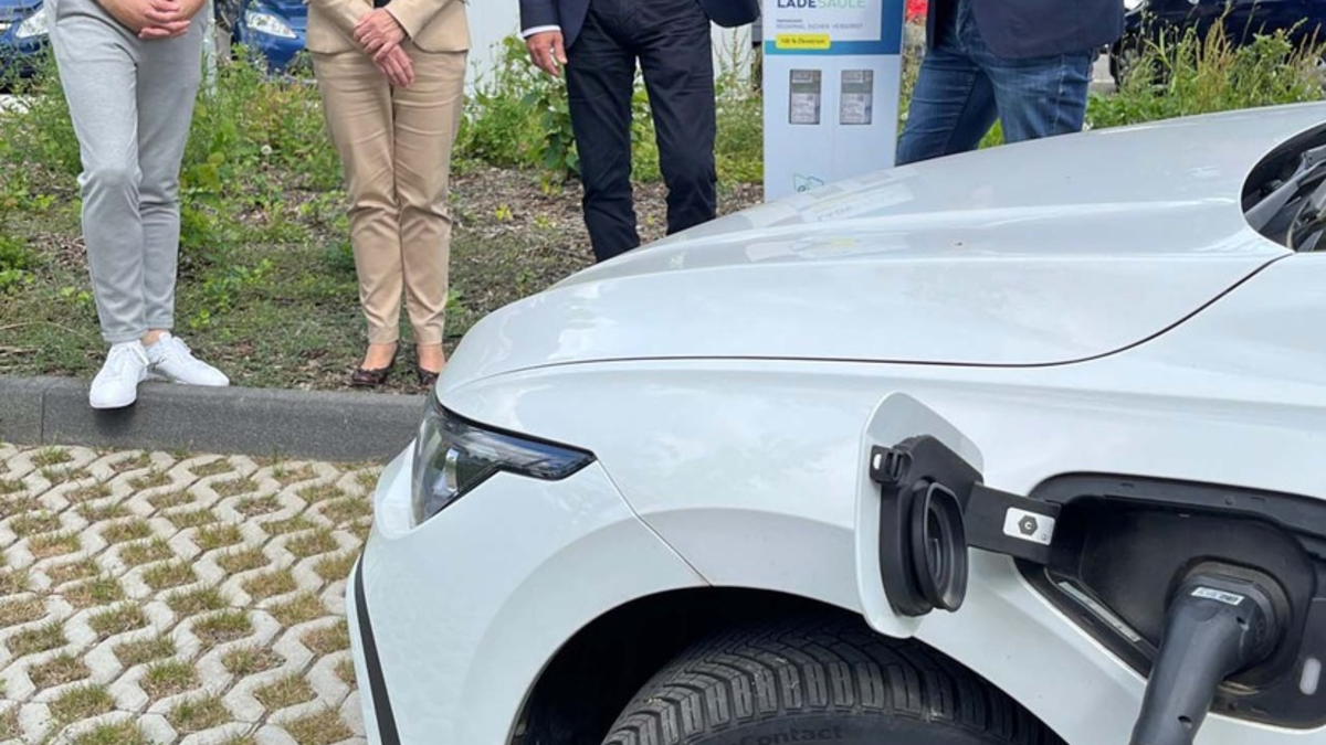 POL-REK: 240821-4: Ladesäulen für E-Fahrzeuge am Polizeigebäude in Bergheim offiziell eingeweiht - Foto: presseportal.de