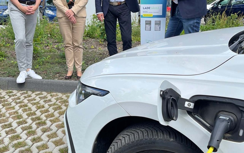 POL-REK: 240821-4: LadesĂ€ulen fĂŒr E-Fahrzeuge am PolizeigebĂ€ude in Bergheim offiziell eingeweiht - Foto: presseportal.de POL-REK: 240821-4: LadesĂ€ulen fĂŒr E-Fahrzeuge am PolizeigebĂ€ude in Bergheim offiziell eingeweiht - Foto: presseportal.de