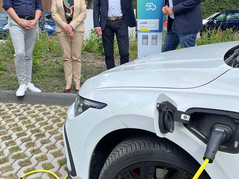 POL-REK: 240821-4: Ladesäulen für E-Fahrzeuge am Polizeigebäude in Bergheim offiziell eingeweiht - Foto: presseportal.de