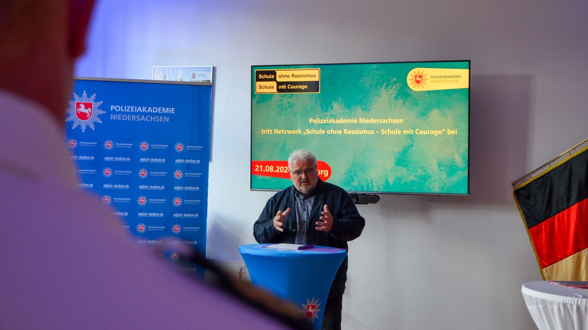 POL-AK NI: Schule ohne Rassismus - Schule mit Courage: Polizeiakademie Niedersachsen setzt Zeichen gegen Rassismus - Foto: presseportal.de