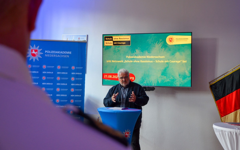 POL-AK NI: Schule ohne Rassismus - Schule mit Courage: Polizeiakademie Niedersachsen setzt Zeichen gegen Rassismus - Foto: presseportal.de POL-AK NI: Schule ohne Rassismus - Schule mit Courage: Polizeiakademie Niedersachsen setzt Zeichen gegen Rassismus - Foto: presseportal.de