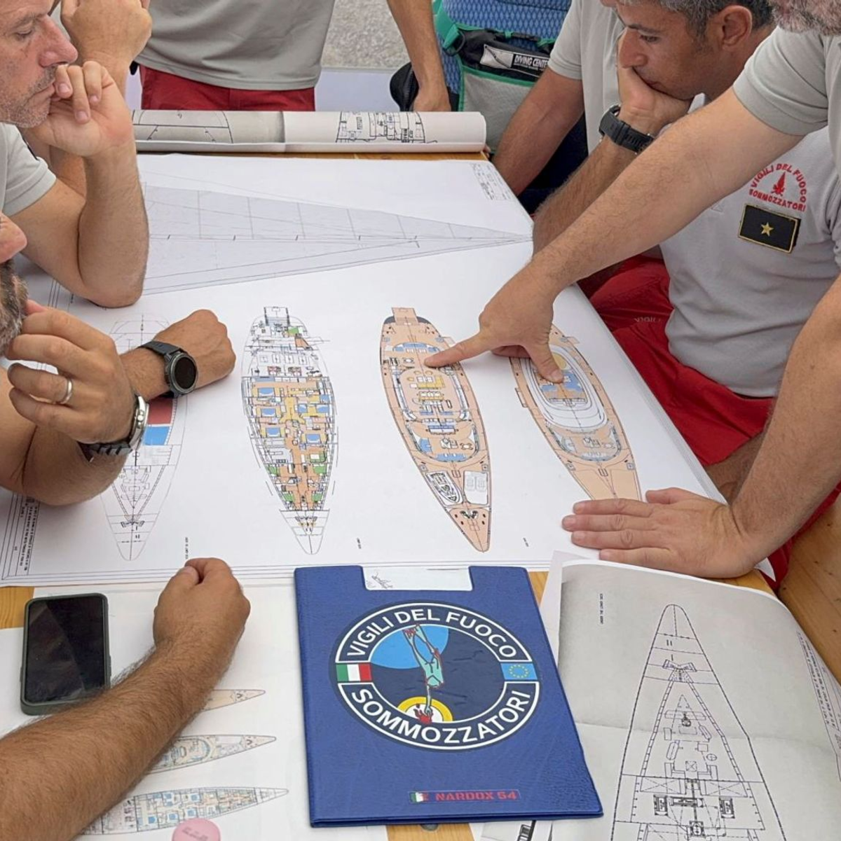 Das gesunkene Schiff ist nach Angaben der Feuerwehr auf dem Meeresgrund zur Seite gekippt, was die Suche nach den Todesopfern erheblich erschwerte. - Foto: Italian Coast Guard/Italian Coast Guard/AP/dpa