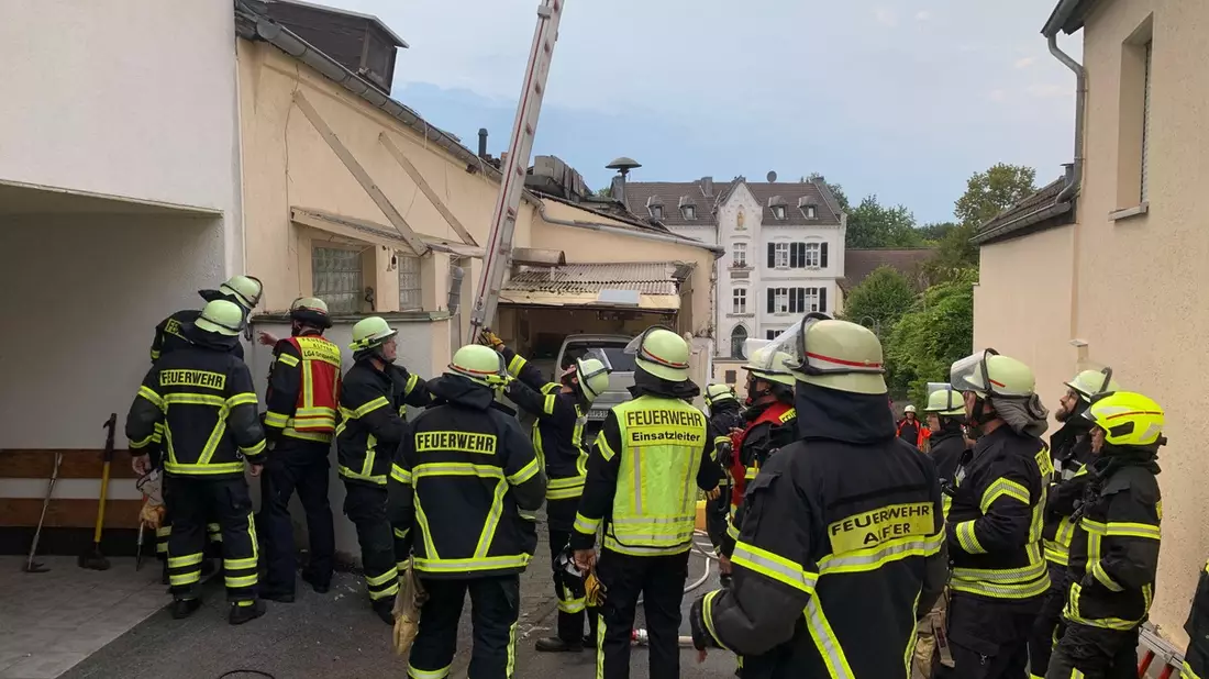 FW Alfter: Brandeinsatz - Unklare Rauchentwicklung zwischen zwei Wohngebäuden - Bild: presseportal.de