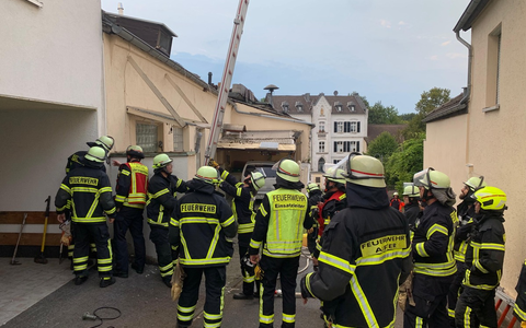 FW Alfter: Brandeinsatz - Unklare Rauchentwicklung zwischen zwei Wohngebäuden - Foto: presseportal.de