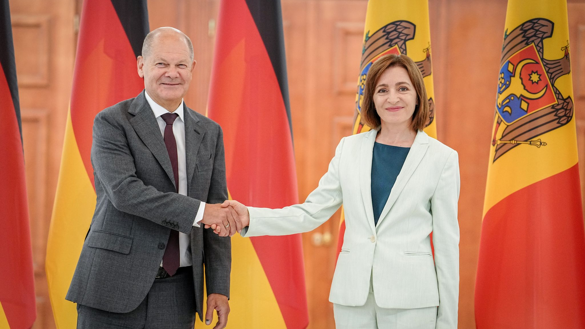 Kanzler Olaf Scholz, SPD, hat der Ukraine und deren kleiner Nachbarrepublik Moldau bei einem Besuch in Chisinau bei einem gemeinsamen Auftritt mit der Präsidentin von Moldau, Maia Sandu, anhaltende Unterstützung im Abwehrkampf gegen den russischen Angriff zugesagt.  - Foto: Kay Nietfeld/dpa