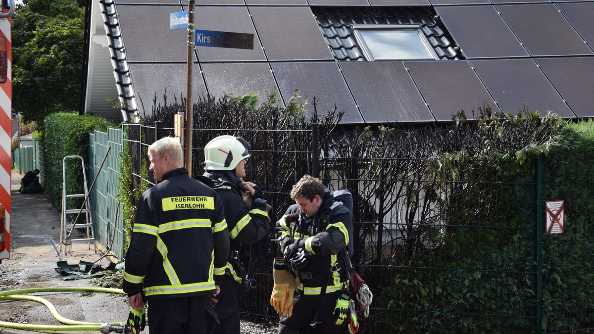 FW-MK: Brennende Hecke in Sümmern - Foto: presseportal.de