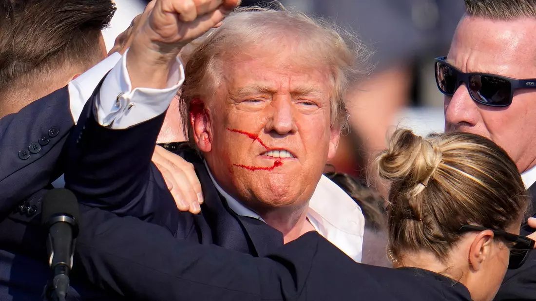 Ein Schütze hatte im Juli bei einer Wahlkampfveranstaltung Trumps das Feuer eröffnet. (Archivfoto) - Bild: Gene J. Puskar/AP/dpa