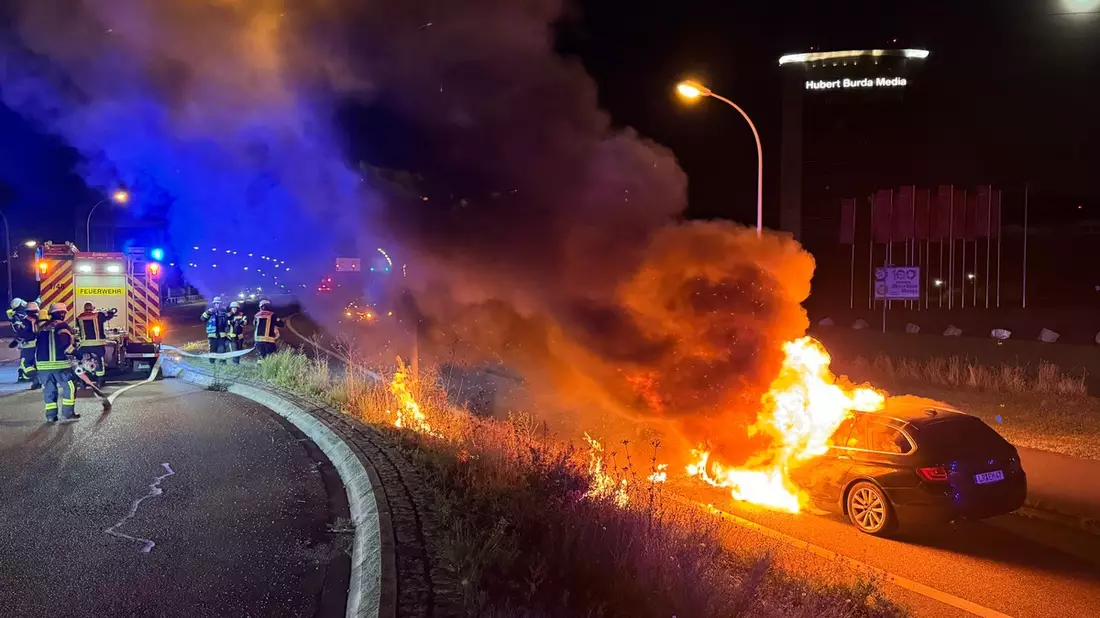 FW-OG: BMW brennt auf dem Messekreisel aus - Bild: presseportal.de