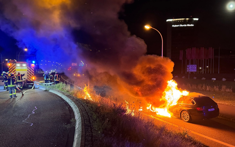FW-OG: BMW brennt auf dem Messekreisel aus - Foto: presseportal.de