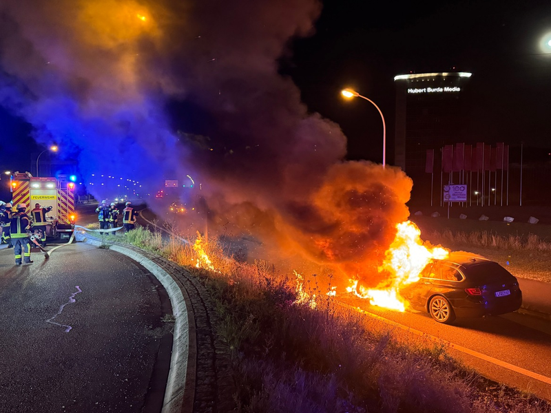 FW-OG: BMW brennt auf dem Messekreisel aus - Foto: presseportal.de