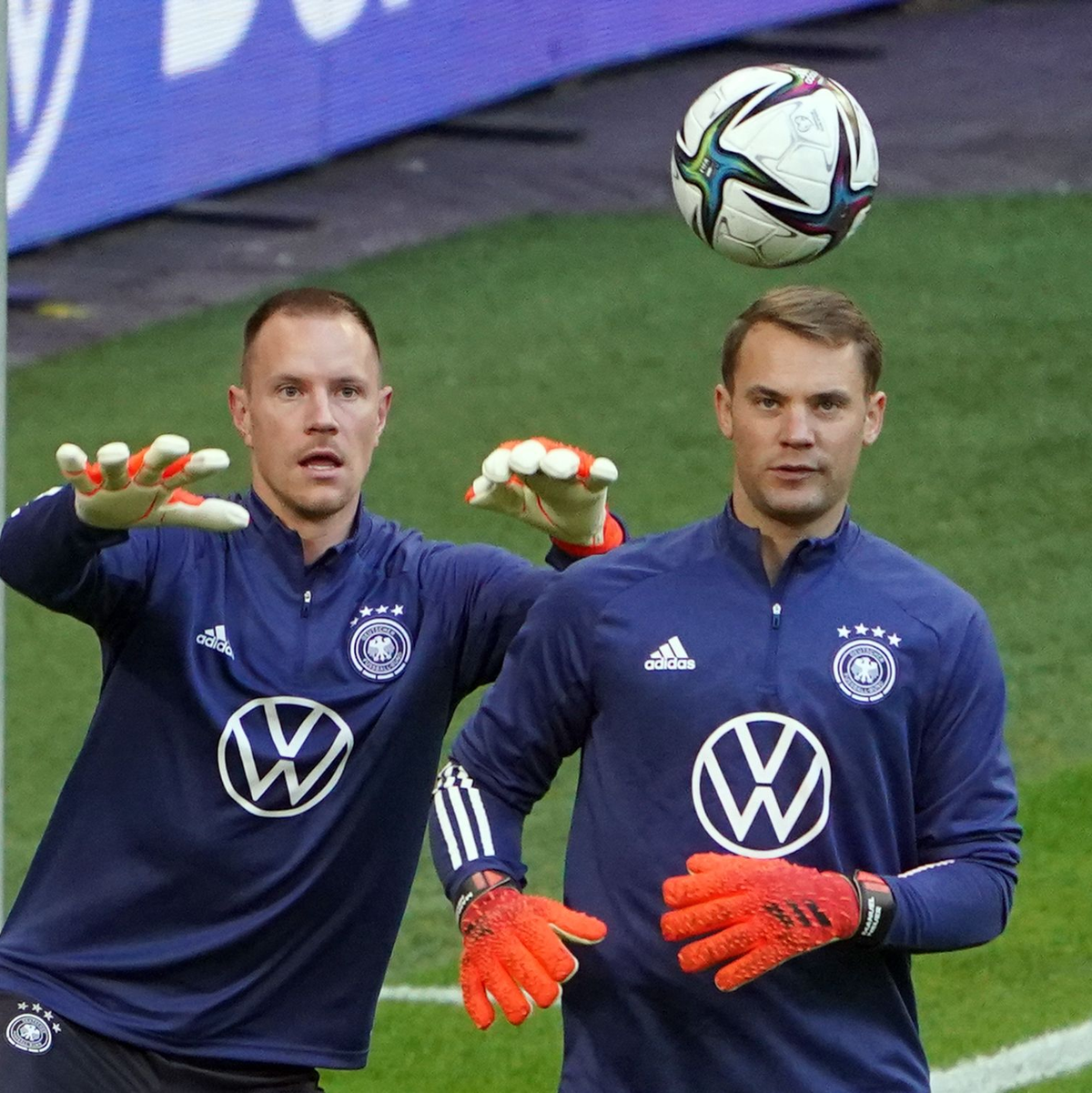 Kann Marc-André ter Stegen (l) Manuel Neuer als Nummer eins im DFB-Tor beerben? - Foto: Marcus Brandt/dpa