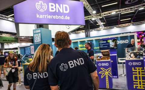 Mitarbeiter des BND stehen am Gamescom-Messestand ihrer Behörde. Die Bundesbehörde zählt circa 6.500 Beschäftigte. - Foto: Oliver Berg/dpa