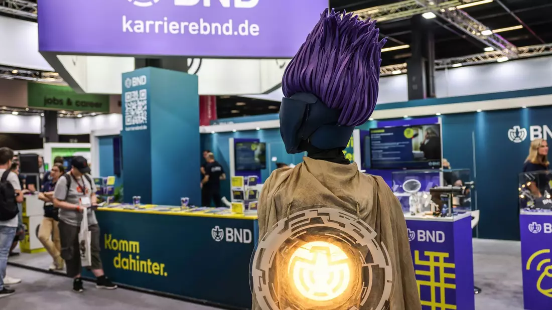 Eine Cosplayerin mit dem kryptischen Namen AJ unterstützt den BND. - Bild: Oliver Berg/dpa