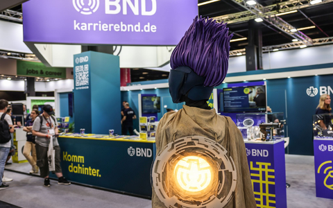 Eine Cosplayerin mit dem kryptischen Namen AJ unterstützt den BND. - Foto: Oliver Berg/dpa