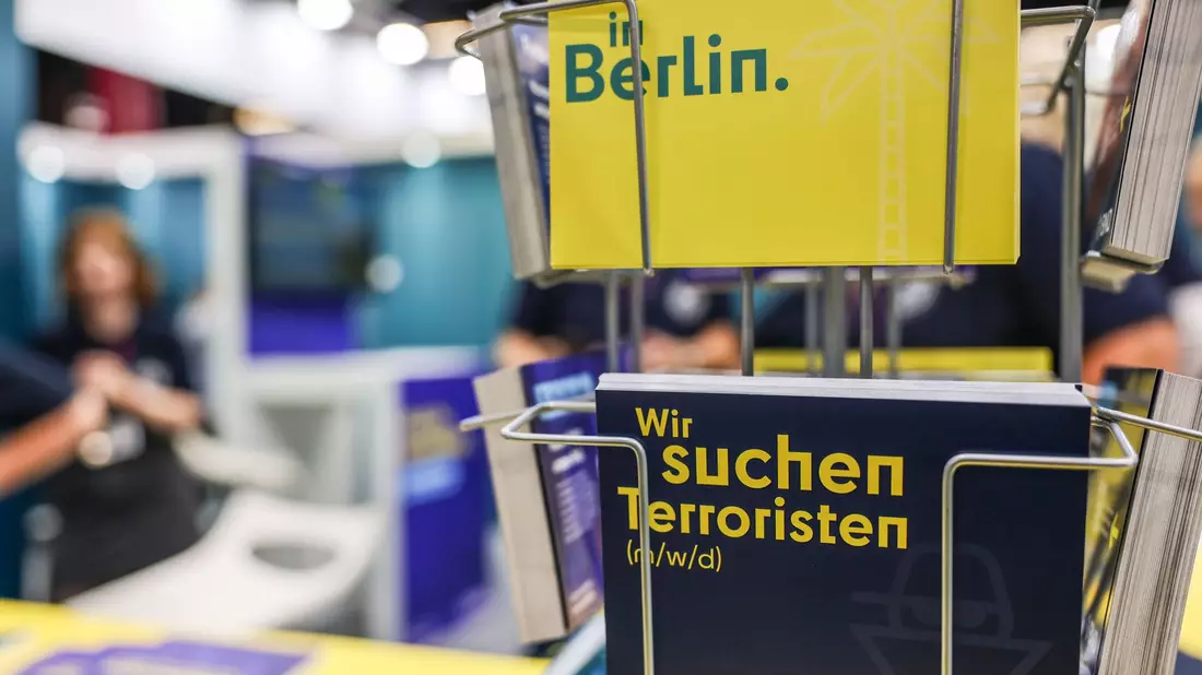«Wir suchen Terroristen», wirbt der BND. - Bild: Oliver Berg/dpa