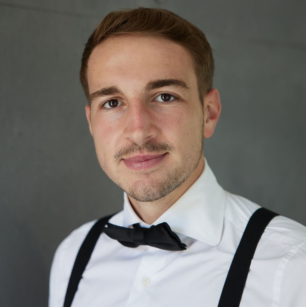 Leon Sandhowe hat es schon immer interessiert, wie es hinter Türen anderer Wohnungen aussieht. - Foto: Joerg Carstensen/dpa