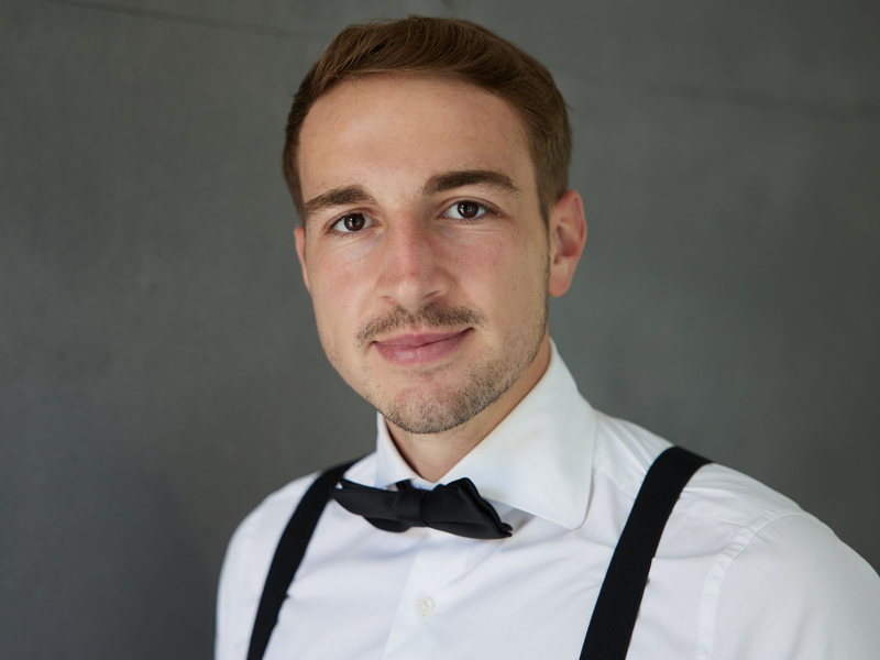 Leon Sandhowe hat es schon immer interessiert, wie es hinter Türen anderer Wohnungen aussieht. - Foto: Joerg Carstensen/dpa